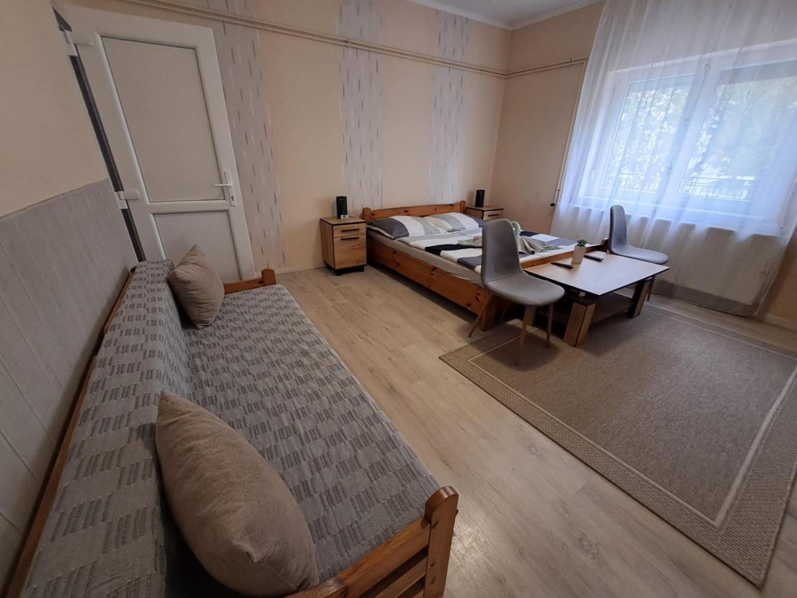 Berta Panzió Bed & Breakfast Hajduszoboszlo Ruang foto
