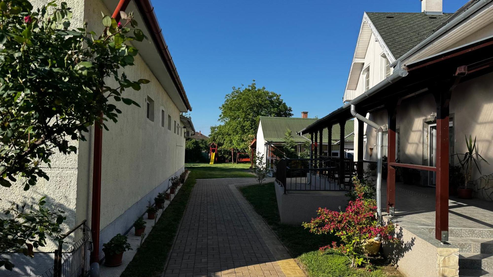 Berta Panzió Bed & Breakfast Hajduszoboszlo Bagian luar foto