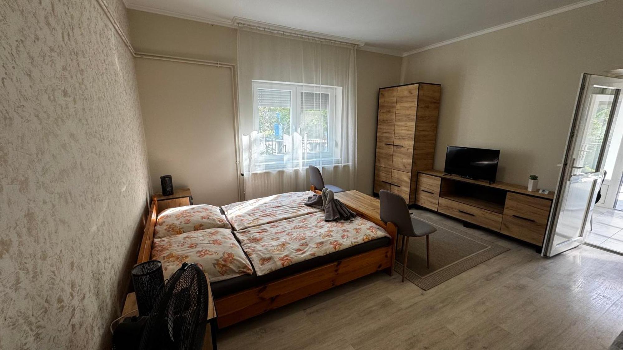 Berta Panzió Bed & Breakfast Hajduszoboszlo Bagian luar foto