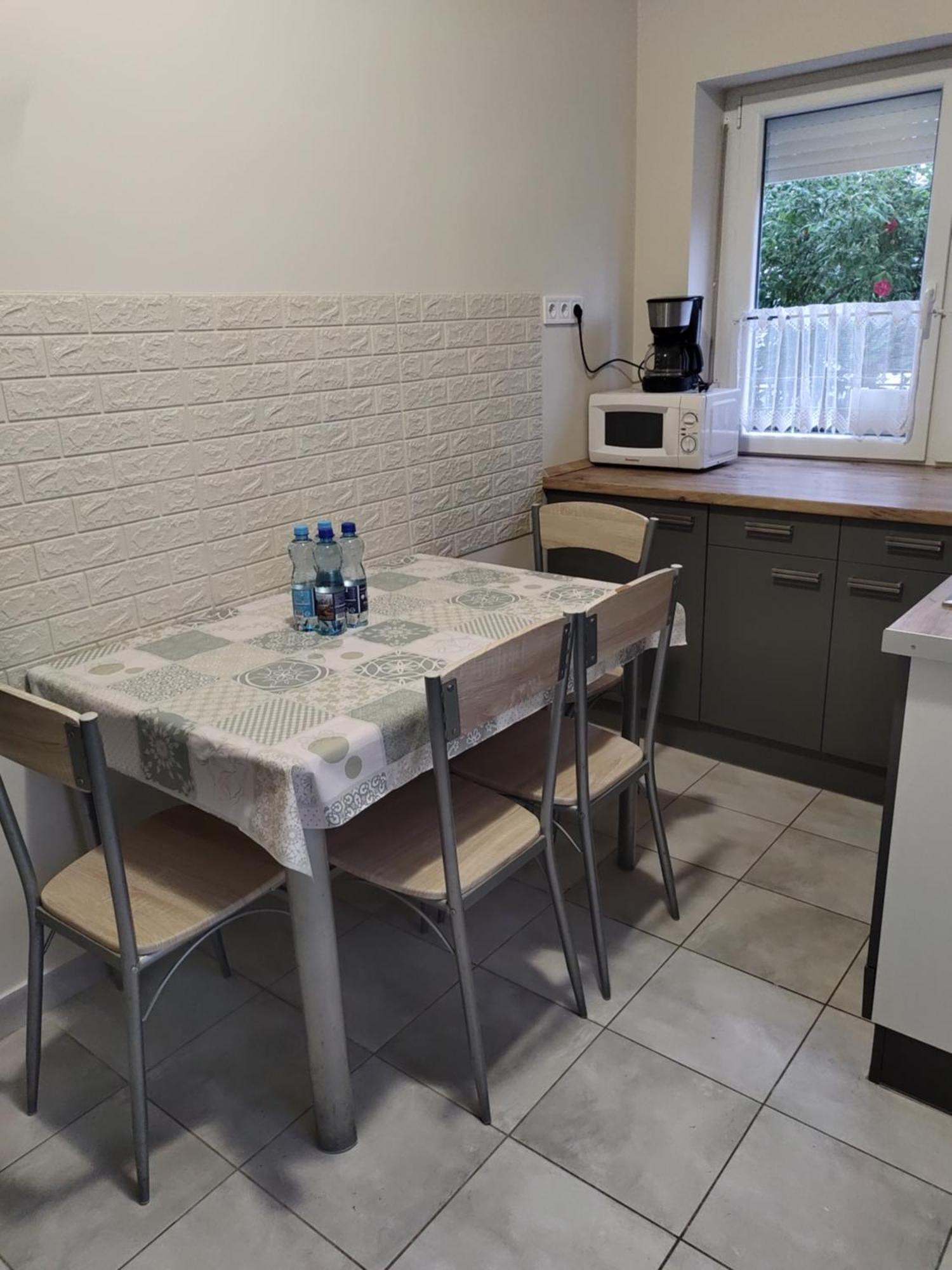 Berta Panzió Bed & Breakfast Hajduszoboszlo Bagian luar foto