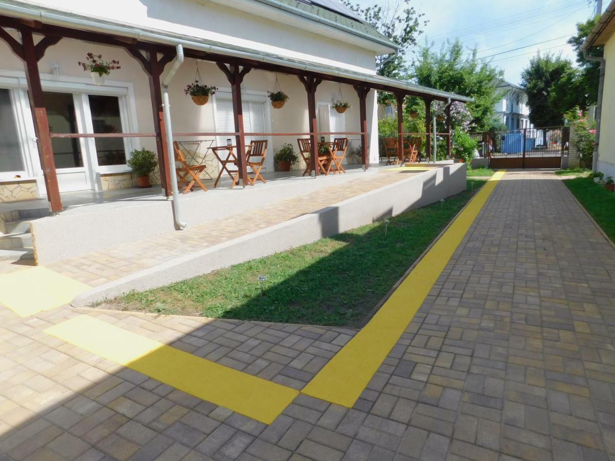 Berta Panzió Bed & Breakfast Hajduszoboszlo Bagian luar foto